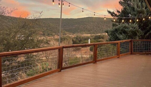 Dark Skies & Private Frio River Access. Dogs Welcome! Book Now for Fall Foliage!