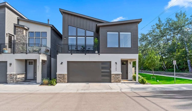 Dark & Sleek 3BR Escape by the Course