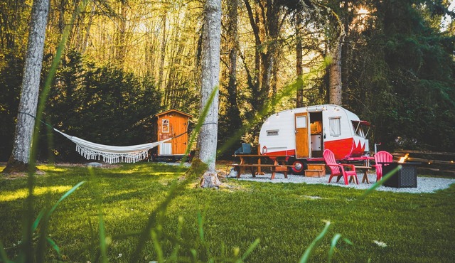 "Darla" the Glamping Trailer at Ashford Lodge