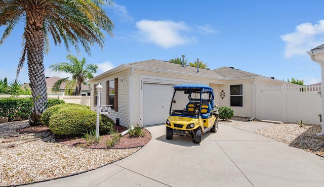 DARLING 2 BEDROOM VILLA WITH ENCLOSED LANAI LARGE BACKYARD AND GOLF CART