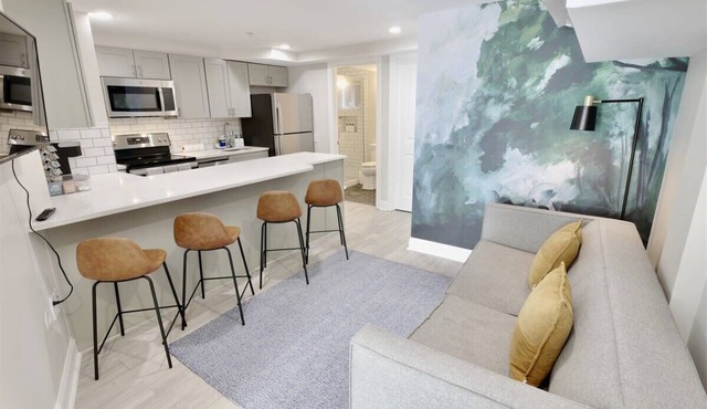 Darling Apartment in Capitol Hill - TWO min to Metro!