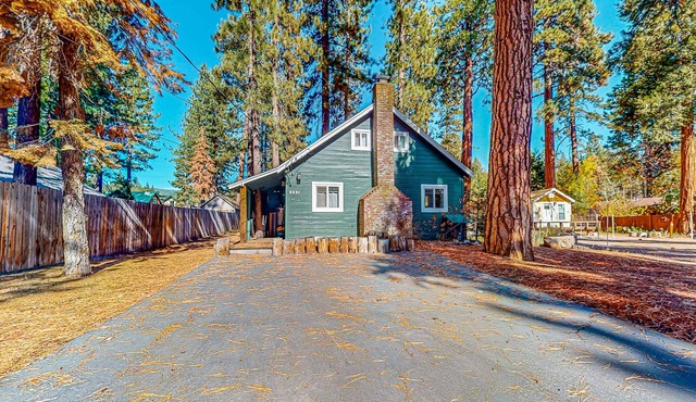 Darling cabin near beach-lake with wood stove & private washer&dryer