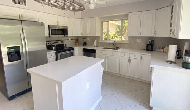 Darling Cottage in East Boca close to beach, restaurants, and shopping