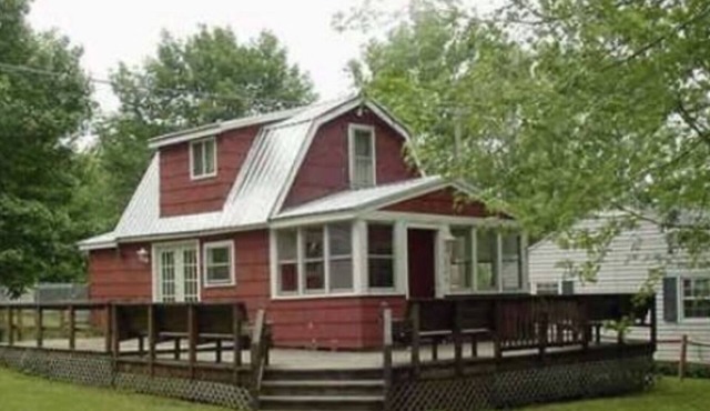 Darling cottage near entrance to Letchworth State Park overlooking Silver Lake!