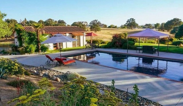 Darling Cottage on the edge of a private lake ~ only 5 minutes from town