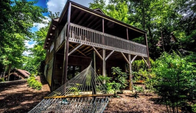 Darling cozy cabin w/hot tub