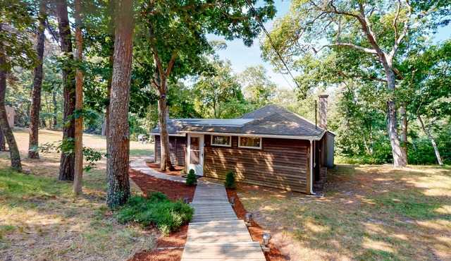 Darling, secluded cottage with large yard - walk to Chatham & Lighthouse Beach