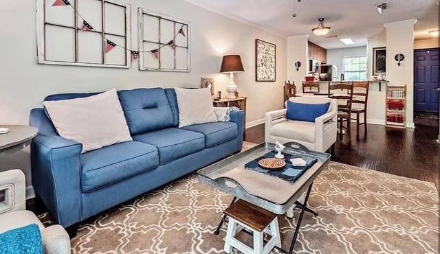 Darling Townhouse Walking distance to the Stadiums and THE GROVE!