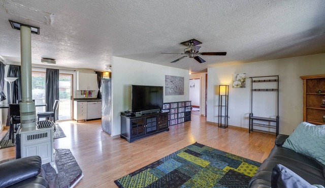 Darrington Rental w/Private Yard & Mountain Views