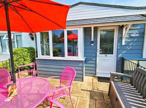 Dart Haven - cheerful holiday bungalow in Galmpton