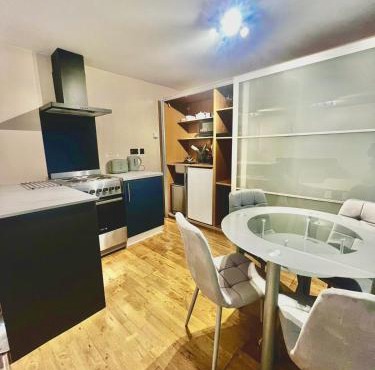 Dartford Cozy One-Bedroom Flat - Sleeps 2