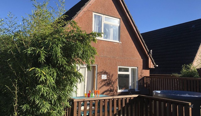 DARTMOOR VALLEY LODGE 10, pet friendly, with pool in Gunnislake