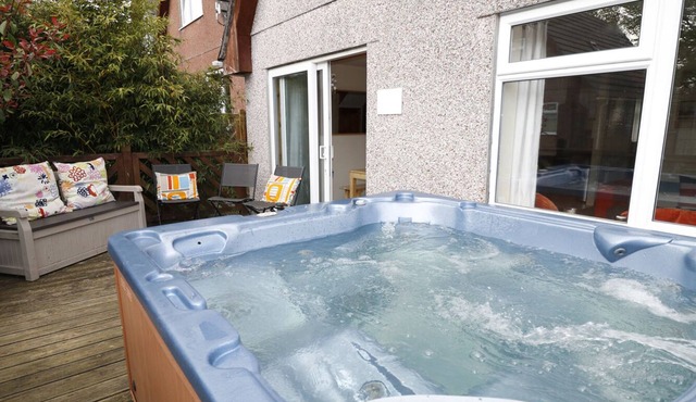 DARTMOOR VALLEY LODGE, pet friendly, with pool in Gunnislake