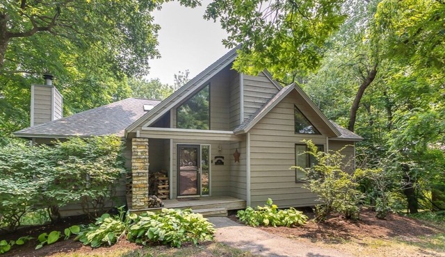DARTS> Outdoor Hot Tub, Screened Porch, Fireplace, Dog Friendly!