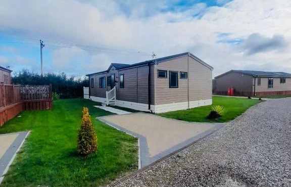Darwin Lodge with Hot Tub
