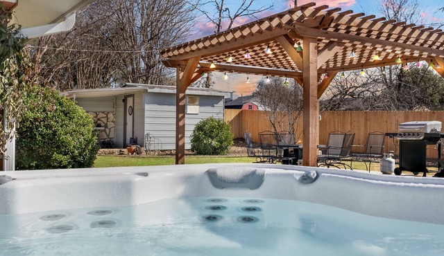 Das Crow Haus | 3/2 | Pet Friendly | Fire-pit + Grill + Hot Tub