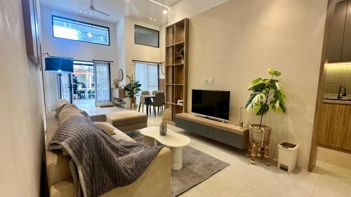 Davion House near IKEA KBP by YourHome