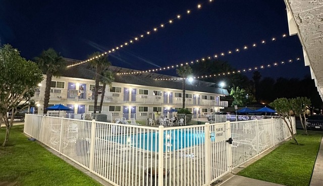Davis- Private one-bedroom with pool
