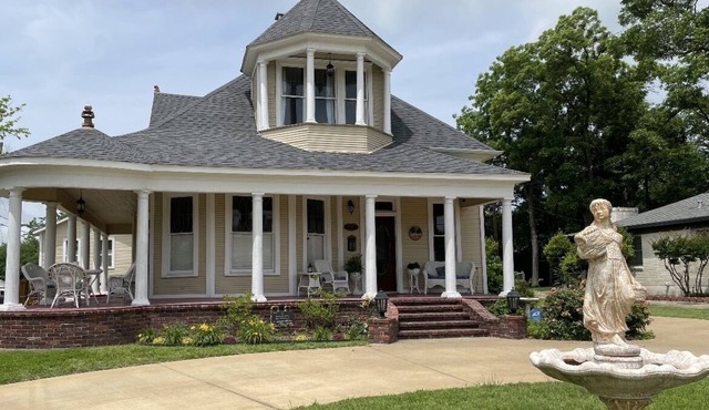 Davis Street Victorian - Steps away from Celebration Square !