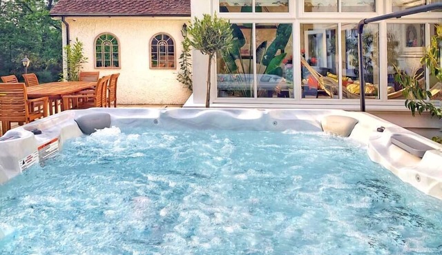 Daweswood Guest Suite - luxury retreat & hot tub.