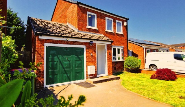 Dawley Detached House with parking, garden, Wi-Fi