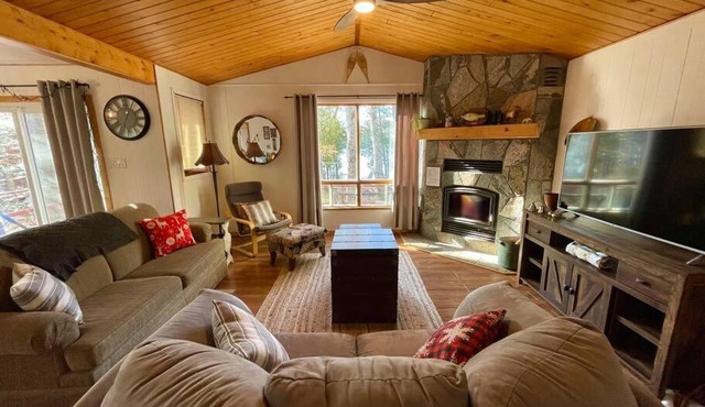 Dawson Loop Inn 3BR Lakefront Chalet Style Cottage