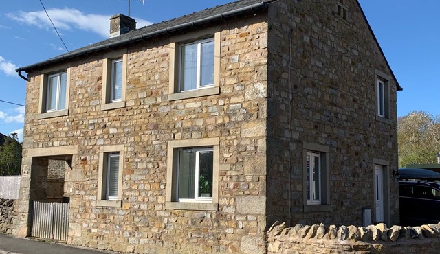 DAWSONS COTTAGE, pet friendly, with a garden in High Bentham