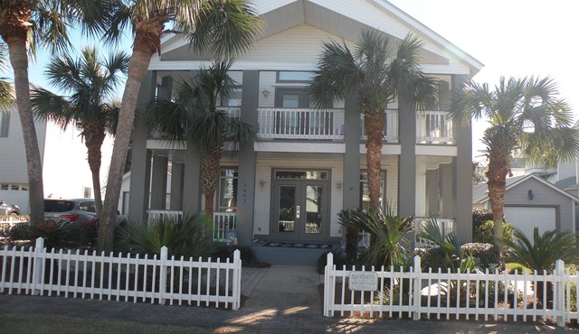 'Day Dream' Beach House Half Block to Destin Beach Freshly Remodeled