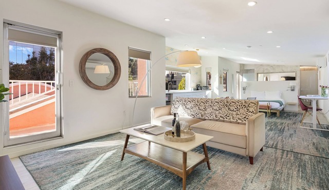 Day Dreams by AvantStay | Modern Loft w/Views of Hollywood Sign | A+ Location
