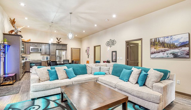 Day trip to Snoqualmie! Lakefront Home w/Hot Tub