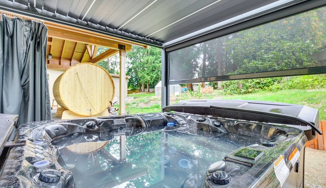 Day Trip to Snoqualmie! Lakefront Home w/Hot Tub