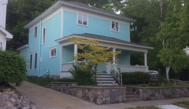 Daybreak Cottage Walk to Beach, Town and Yacht Club sit on the Front Porch