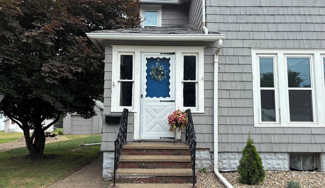 Daydream Away, at our peaceful, roomy, 4 bed home, near the lake in Conneaut.