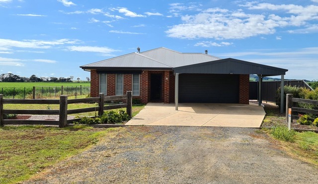 Daylesford Smeaton Modern Country House is perfect for a familiy or small group