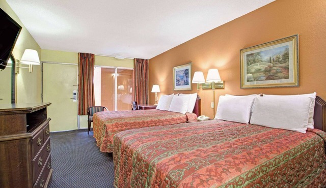 Days Inn by Wyndham Benson