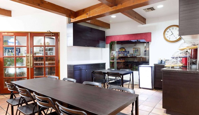 Days Inn by Wyndham Castaic Six Flags Magic Mountain