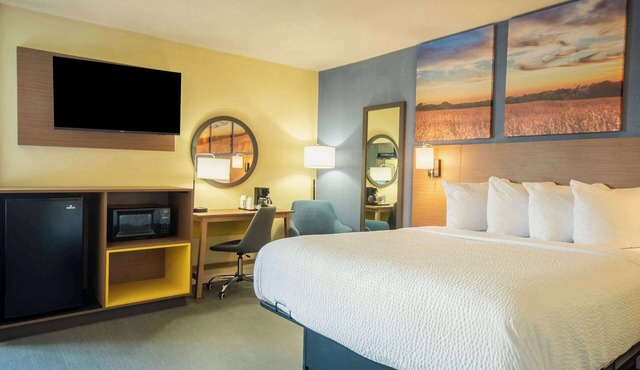 Days Inn by Wyndham Evansdale Waterloo