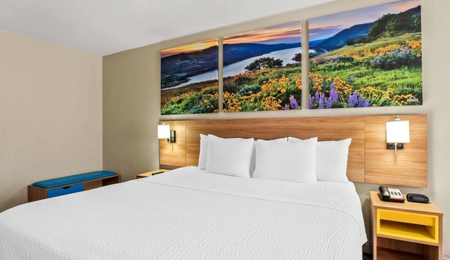 Days Inn by Wyndham Fontana/Rialto