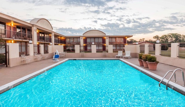 Days Inn by Wyndham Hillsboro TX