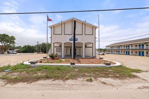 Days Inn by Wyndham Kenedy Karnes City