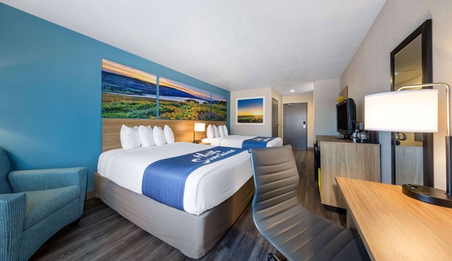 Days Inn by Wyndham Lathrop