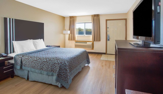 Days Inn by Wyndham Le Roy/Bloomington Southeast