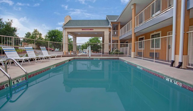 Days Inn by Wyndham Marietta White Water