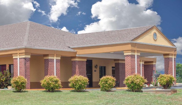 Days Inn by Wyndham Moulton