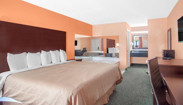 Days Inn by Wyndham Moulton