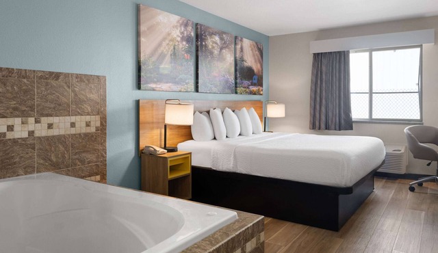 Days Inn by Wyndham Neenah