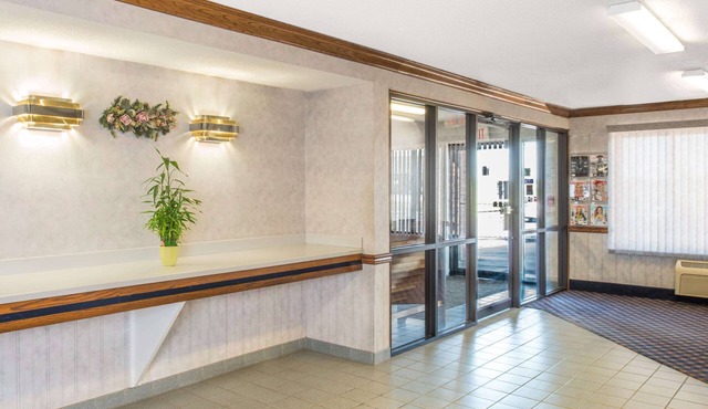 Days Inn by Wyndham Pontoon Beach
