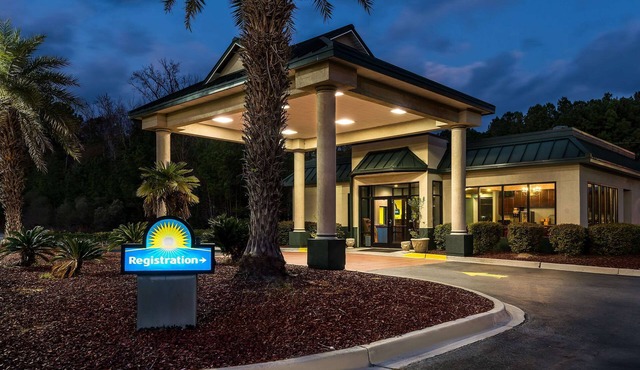 Days Inn by Wyndham Richmond Hill/Savannah