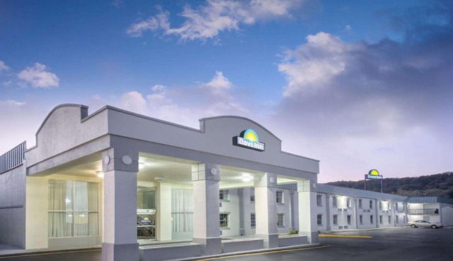 Days Inn by Wyndham Roanoke Hollins Near I-81