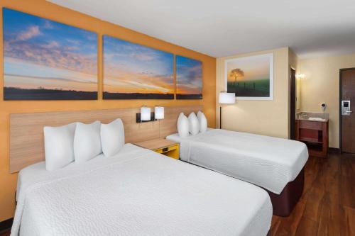 Days Inn by Wyndham Rockford I-90 Walking Distance to Casino